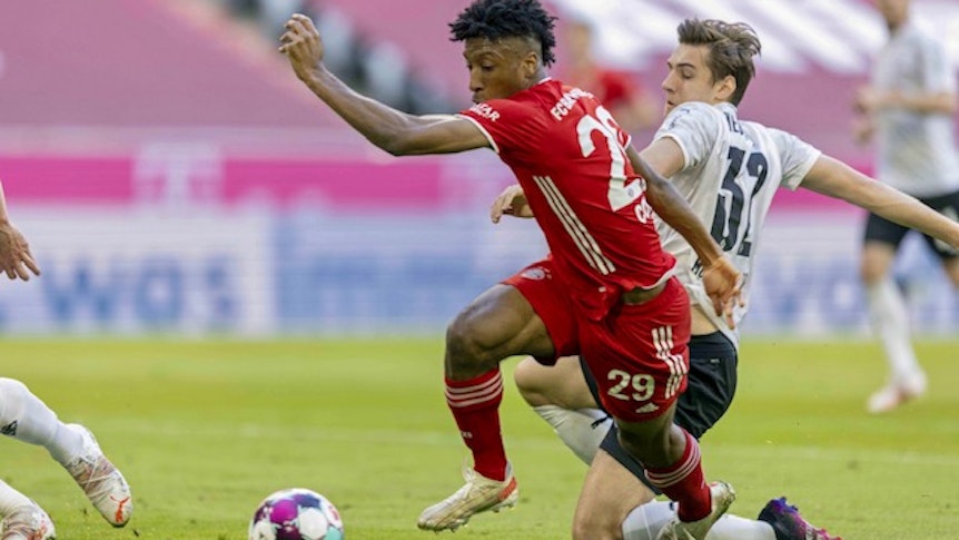 Bayerns Kingsley Coman setzt sich im Bundesliga-Duell am 8. Mai 2021 gegen Gladbachs Florian Neuhaus durch.