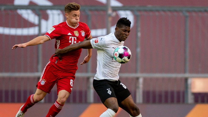 Joshua Kimmich (l.) kämpft gegen Gladbachs Breel Embolo (r.) um den Ball im Bundesligaspiel am 8. Mai 2021.