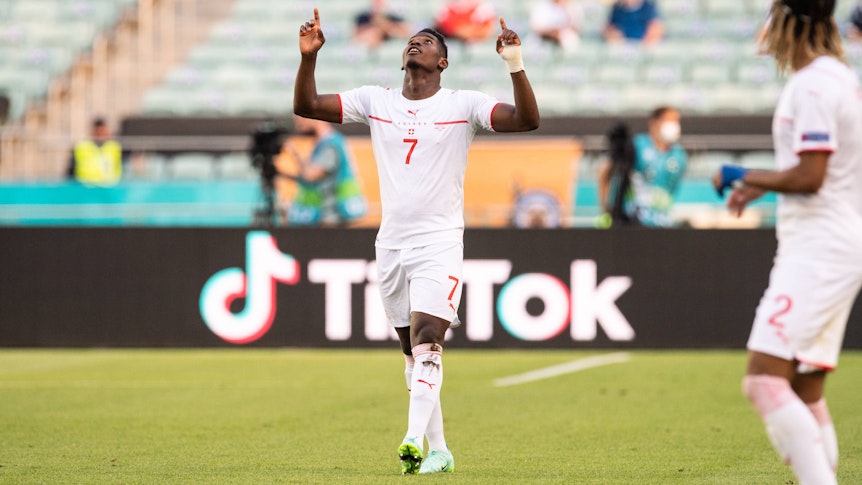 Gladbachs Breel Embolo bejubelt sein Tor im ersten Gruppenspiel der Schweizer gegen Wales am 12. Juni 2021.