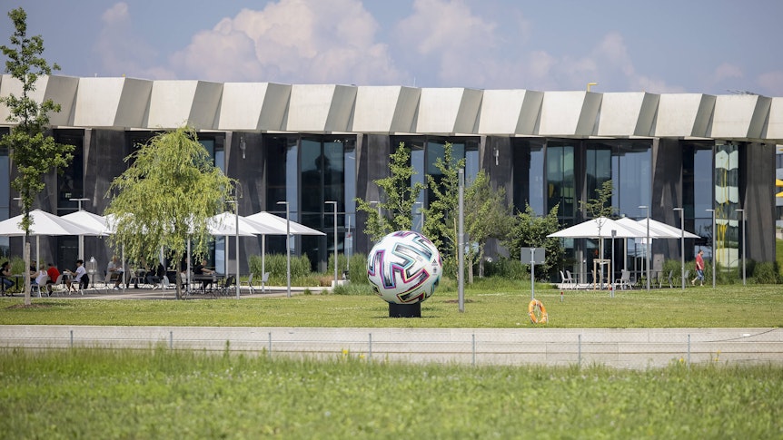 Während der Europameisterschaft sind Deutschlands Nationalspieler in Herzogenaurach untergebracht. Dort bewohnen Matthias Ginter und Co. bunt durchgemischte Bungalows, um den Teamspirit zu stärken.