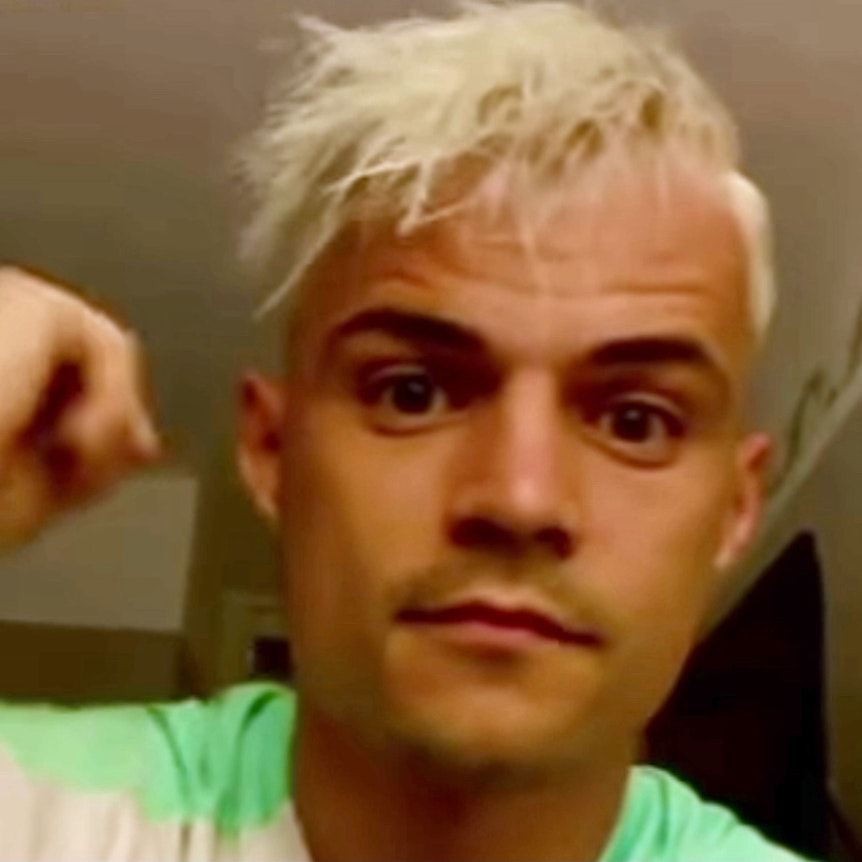Ex-Gladbach-Kapitän Granit Xhaka hat sich die Haare blondieren lassen.
