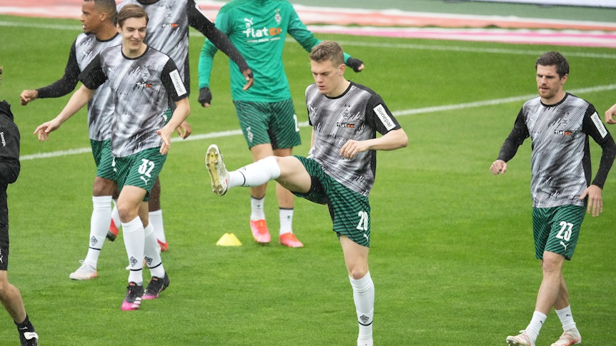 Gladbachs DFB-Nationalspieler Florian Neuhaus (l.), Matthias Ginter (M.) und Jonas Hofmann (r.) beim Aufwärmen vor Borussias Bundesliga-Duell am 15. Mai 2021 bei Werder Bremen.