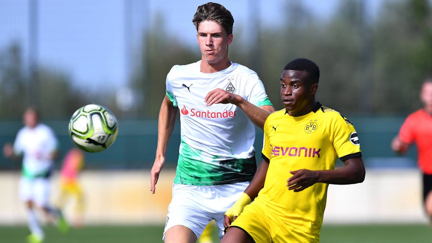 Tom Gaal (links) bei einem A-Junioren-Bundesliga-Spiel der Fohlen im Zweikampf mit Dortmunds Youssoufa Moukoko (rechts) am 21. August 2019.