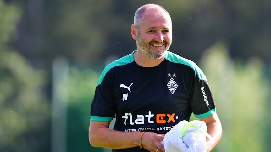 Gladbachs Assistenztrainer Oliver Neuville am 19. August 2020 beim Trainingslager der Fohlen in Harsewinkel-Marienfeld lächelt in die Kamera.
