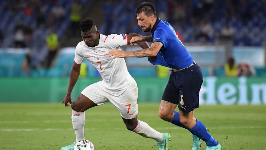 Gladbach-Stürmer Breel Embolo bestreitet im Trikot der Schweizer Nationalmannschaft am 16. Juni 2021 beim EM-Duell gegen Italien in Rom einen Zweikampf mit Francesco Acerbi.