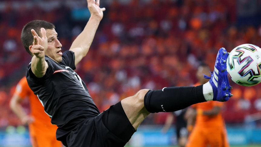 Stefan Lainer, Verteidiger von Borussia Mönchengladbach, geht im EM-Duell mit Österreich gegen die Niederlande mit vollem Einsatz zum Ball.
