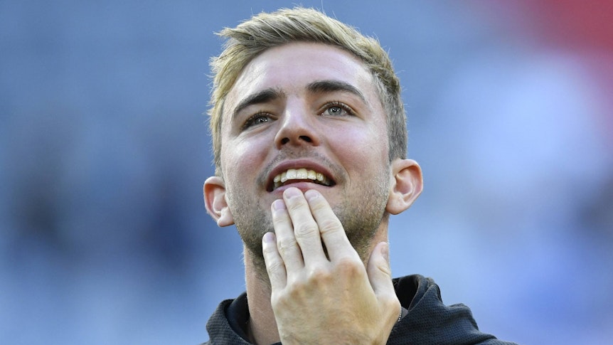 Christoph Kramer von Borussia Mönchengladbach reibt sich mit der Hand das Kinn, derweil ist sein Blick interessiert nach oben gerichtet.