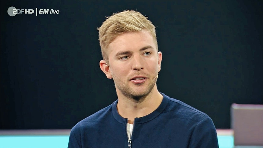 Christop Kramer blickt im ZDF in die Kamera und spricht.