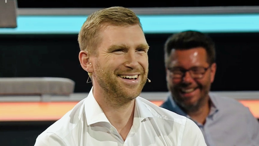 Weltmeister Per Mertesacker lacht im ZDF in die Kamera.