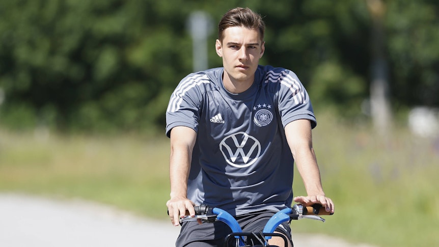 Florian Neuhaus, Spieler von Borussia Mönchengladbach, sitzt auf dem Fahrrad.