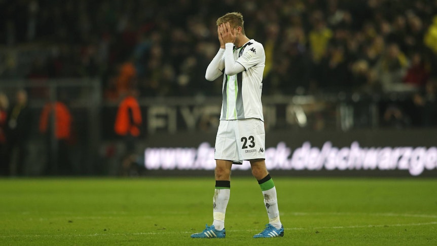Gladbach-Spieler Christoph Kramer hält sich vor Entsetzen beide Hände vor das das Gesicht.
