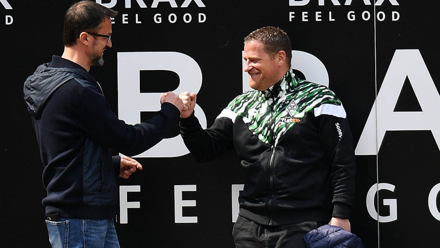 Zwei, die einander schätzen: Ex-Frankfurt-Manager Fredi Bobic und Gladbachs Sportdirektor Max Eberl, hier am 17. April 2021 beim Bundesliga-Duell zwischen der SGE und dem VfL.