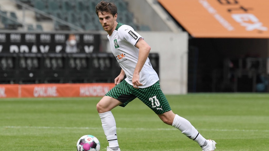 Gladbachs Offensivakteur Jonas Hofmann am 15. Mai 2021 beim Bundesliga-Duell gegen Stuttgart in Aktion.