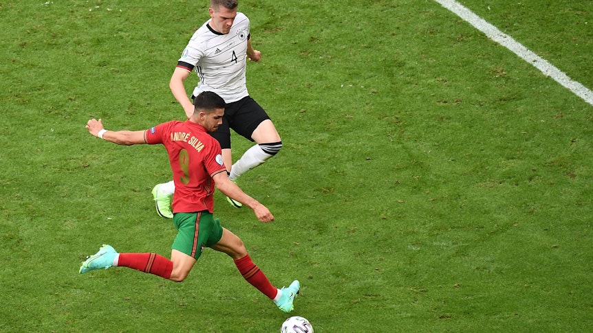 Gladbachs Abwehrchef Matthias Ginter, hier im Zweikampf mit Portugals André Silva, feierte am Samstag (19. Juni 2021) einen 4:2-Sieg mit dem DFB-Team bei der EM.