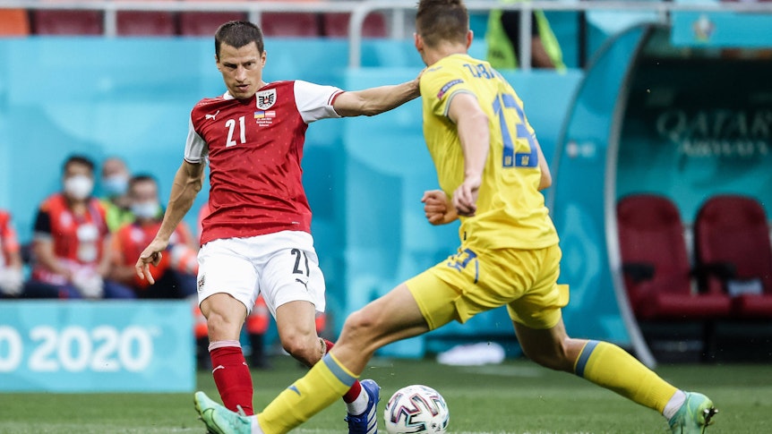 Gladbach-Verteidiger Stefan Lainer (l.) kämpft im Trikot Österreichs mit Illia Zabarnyi aus der Ukraine um den Ball.