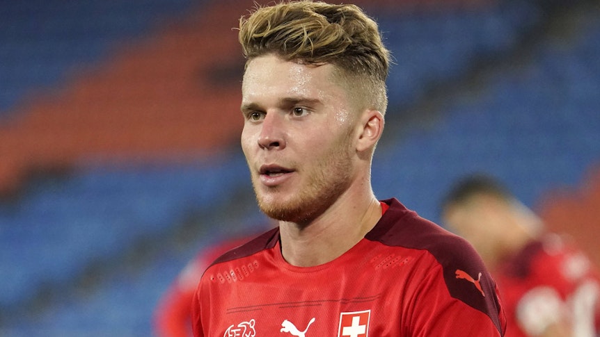 Der Schweizer Nationalspieler Nico Elvedi schaut konzentriert auf das Spielfeld.