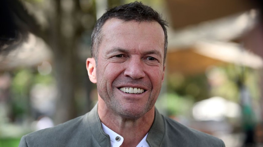 Lothar Matthäus lächelt in die Kamera eines Fotografen.