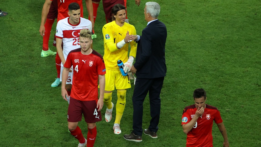 Yann Sommer (in Gelb), Nico Elvedi (vorne) und ihre Schweizer-Teamkollegen bejubeln den Sieg über die Türkei am 20. Juni 2021 in Baku.