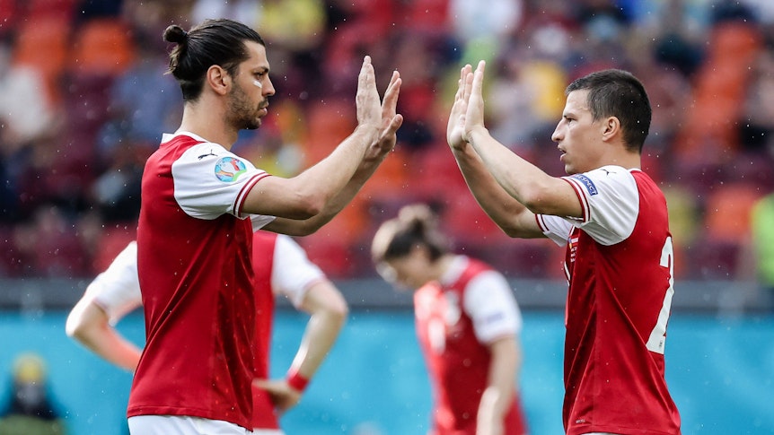 Gladbachs Stefan Lainer (rechts), hier mit ÖFB-Teamkollege Aleksandar Dragovic beim EM-Gruppenspiel gegen die Ukraine am 22. Juni 2021 in Bukarest, klatscht mit seinem Mannschaftskameraden ab.