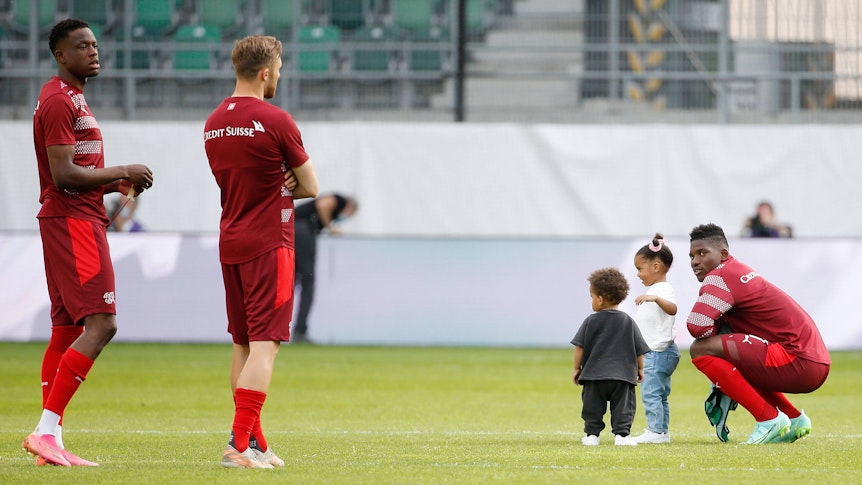 Die Gladbach-Profis Denis Zakaria (links) und Breel Embolo (rechts), der in die Hocke gegangen und mit seinen Kindern Naliya und Clay Enzo zu sehen ist.