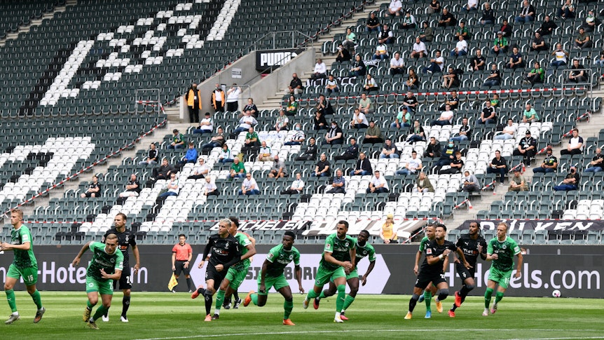 Gladbach im Testspiel gegen Greuther Fürth im Borussia-Park am 27. August 2020 mit einigen Zuschauern im Stadion.