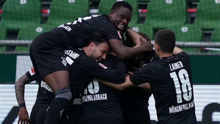 Gladbachs Denis Zakaria (links oben) jubelt gemeinsam mit Ramy Bensebaini, Stefan Lainer und weiteren Kollegen über ein Tor im Bundesliga-Spiel bei Werder Bremen am 22. Mai 2021.