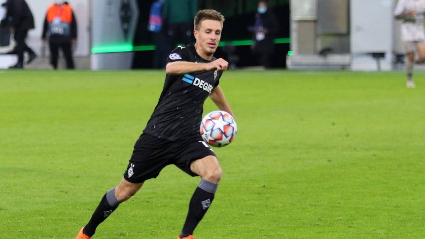 Patrick Herrmann sprintet im Borussia-Park mit dem Ball über das Spielfeld.