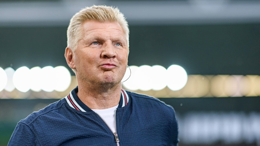 Stefan Effenberg blickt in Düsseldorf schmunzelnd in eine Kamera.