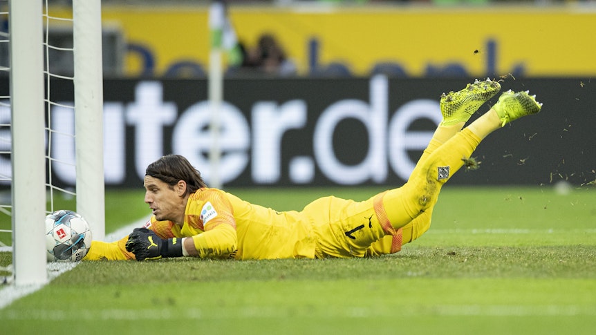 Gladbach-Torhüter Yann Sommer sichert den Ball kurz vor der Torlinie.