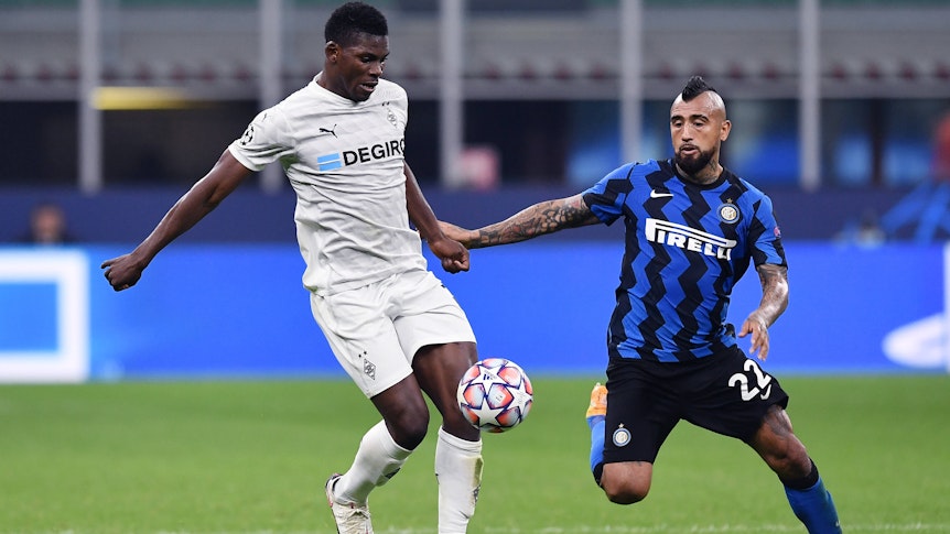 Gladbachs Breel Embolo behauptet im Duell mit Inter-Profi Arturo Vidal in Mailand den Ball.