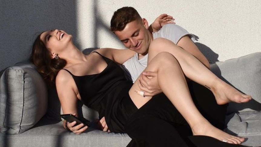 Gladbach-Verteidiger Jordan Beyer (r.) ist schwer verliebt in seine hübsche Freundin Julietta Malina (r.).