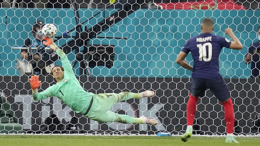 Der Schweizer Yann Sommer hält bei der Fußball-Europameisterschaft im Elfmeterschießen den Schuss von Frankreichs Kylian Mbappe.