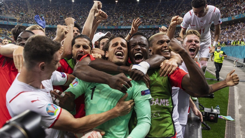 29.06.2021, Rumänien, Bukarest: Fußball: EM, Frankreich - Schweiz, Finalrunde, Achtelfinale in der Arena Nationala. Der Schweizer Torwart Yann Sommer (M) jubelt mit seinen Mannschaftskollegen nach dem Sieg im Elfmeterschießen. Foto: Jean-Christophe Bott/KEYSTONE/dpa +++ dpa-Bildfunk +++
