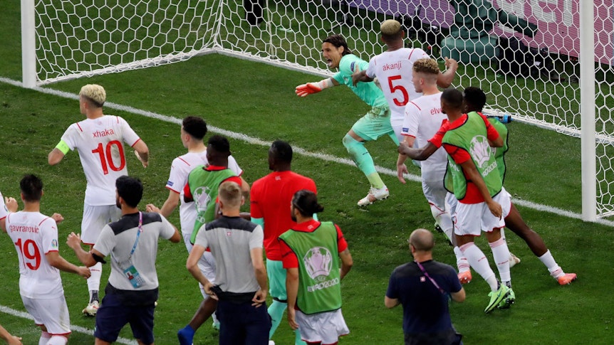 Der Schweizer Nationaltorhüter Yann Sommer dreht nach gehaltenem Elfmeter gegen Frankreichs Kylian Mbappé zum Jubellauf bei der EM am 28. Juni 2021 ab, seine Nati-Kollegen folgen ihm begeistert.