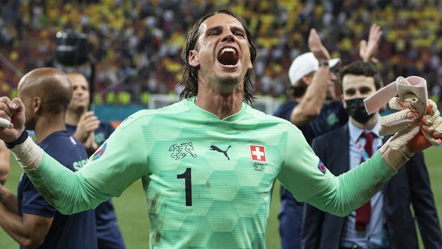 Der Schweizer Torwart Yann Sommer jubelt nach dem Sieg im Elfmeterschießen gegen Frankreich. Er schreit seine Freude heraus und ballt die Fäuste.