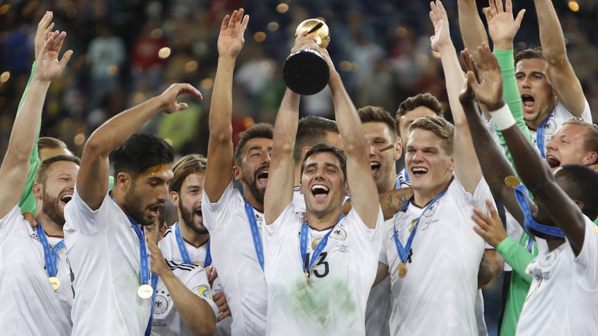 Gladbachs Kapitän Lars Stindl hält am 3. Juli 2017 im Trikot der deutschen Nationalmannschaft den Confed-Cop seinen Händen. Zuvor hatte Stindl in St. Petersburg die DFB-Elf im Finale gegen Chile zum Turniersieg geschossen.