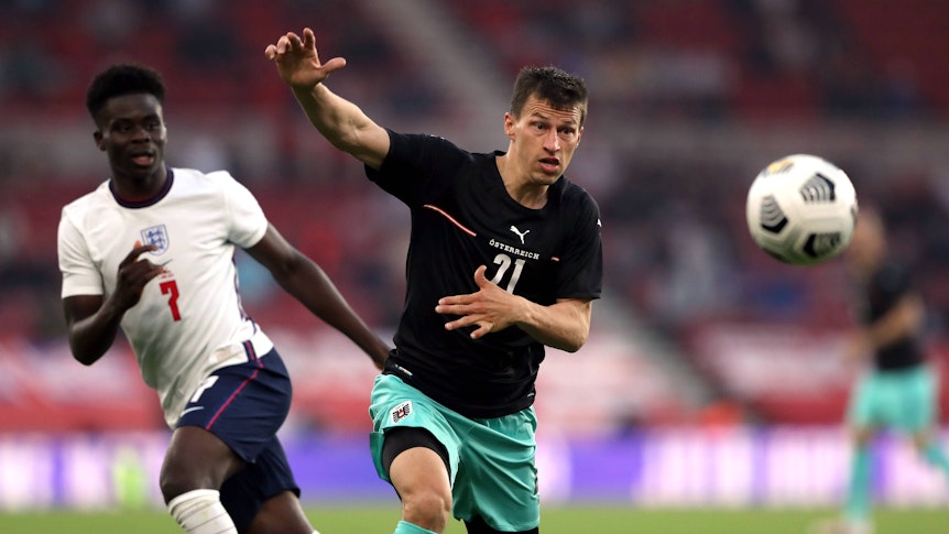 Gladbach-Verteidiger Stefan Lainer (rechts), hier am 2. Juni 2021 im Duell mit dem Siegtorschützen Bukayo Saka (links), hat im Trikot der österreichischen eine 0:1-Niederlage im Testduell gegen England hinnehmen müssen.