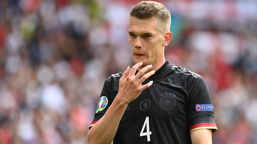 Verteidiger Matthias Ginter steht noch bis zum 30. Juni 2022 bei Borussia Mönchengladbach unter Vertrag. Auf diesem Foto ist der Nationalspieler am 29. Juni 2021 im Wembley-Stadion in London zu sehen. Ginter wirkt sehr nachdenklich.
