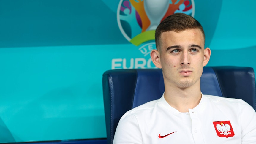 Kacper Kozlowski, hier beim Gruppenspiel der polnischen Nationalmannschaft gegen Schweden am 23.06.2021 Sankt Petersburg, schaut fokussiert.