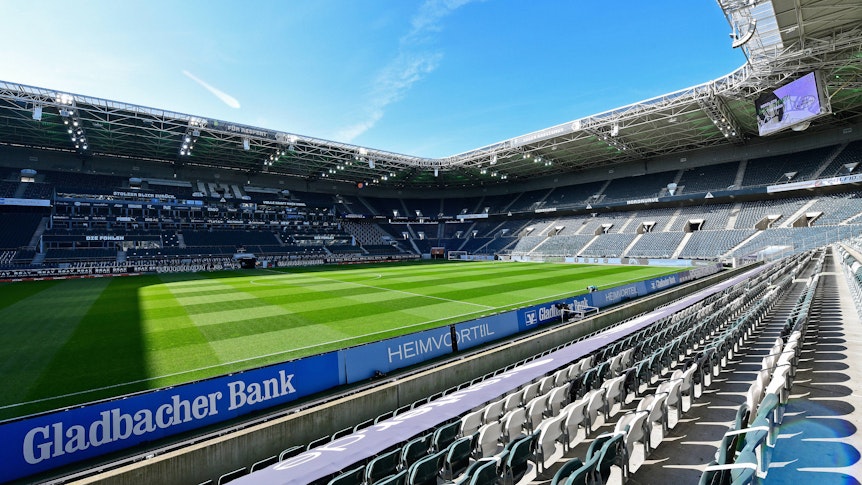 Der Innenbereich des Borussia-Parks mit Spielfeld und den Tribünen im Sonnenschein.