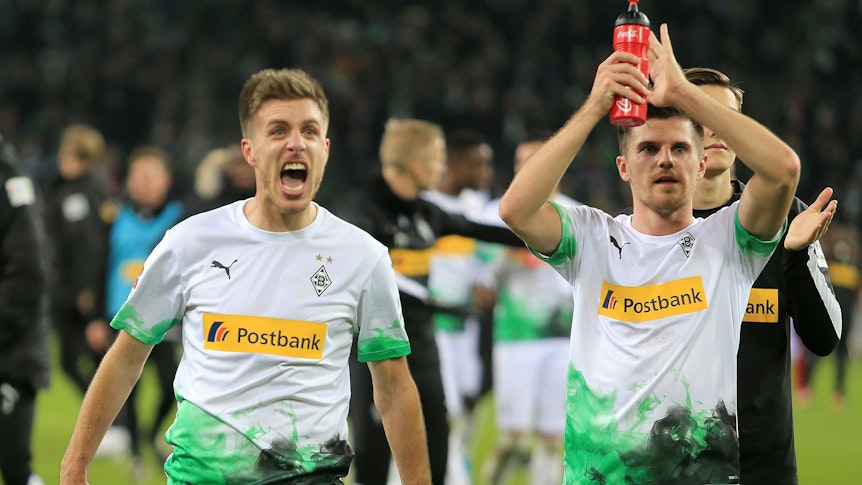 Gladbachs Patrick Herrmann (l.) und Jonas Hofmann (r.), hier jubelnd nach einem Bundesligasieg am 7. Dezember 2019, duellieren sich in der neunten Folge „Flaco vs. Hoffi“.