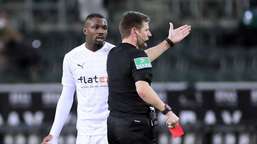 Gladbachs Marcus Thuram sah im Bundesligaspiel der Borussia gegen die TSG Hoffenheim am 19. Dezember 2020 nach einer Spuckattacke gegen Stefan Posch die rote Karte.