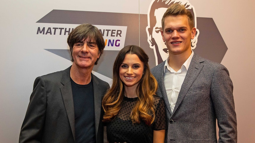 Bundestrainer Joachim Löw (l.) mit Nationalspieler Matthias Ginter (r.) und dessen Ehefrau Christina Raphaella Ginter (M.) bei einem Fototermin in Freiburg.