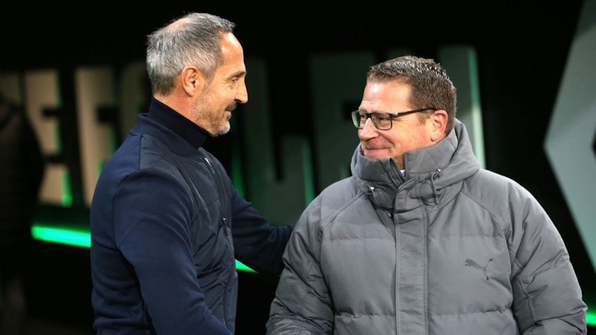 Gladbach-Manager Max Eberl (rechts) und Trainer Adi Hütter (links) begrüßen sich am 27. Oktober 2019 im Borussia-Park.