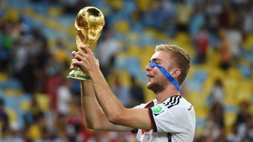 Christoph Kramer und seine ganz persönliche Mondlandung! Der Mittelfeldstar von Borussia Mönchengladbach beim WM-Triumph 2014 in Brasilien. Kramer zeigt im DFB-Trikot stolz den WM-Pokal nach einem siegreichen Finale (13. Juli 2012) in Maracana gegen Argentinien. Kramer hebt den Pokal hoch, um seinem Kopf, im Nasenbereich, hängt die Medaille.
