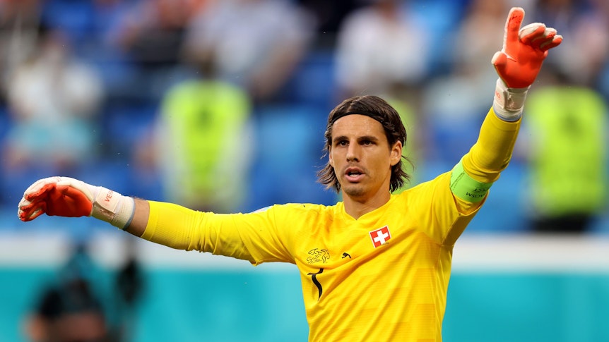 Gladbach-Keeper Yann Sommer im Trikot der Schweizer Nationalmannschaft. Auf diesem Bild ist der 33-Jährige am 2. Juli 2021 während des Europameisterschaftsspiels der Eidgenossen gegen Spanien in Sankt Petersburg zu sehen.