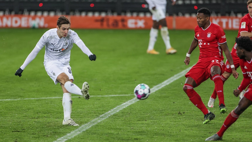 Florian Neuhaus schießt im Spiel der Gladbacher gegen Bayern am Sechzehner den Ball auf das Tor des Gegners.