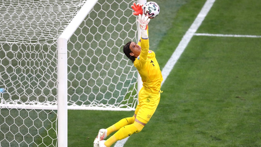Gladbach-Keeper Yann Sommer beim EM-Viertelfinale zwischen der Schweiz und Spanien am 2. Juli 2021 in Sankt Petersburg bei einer Parade.