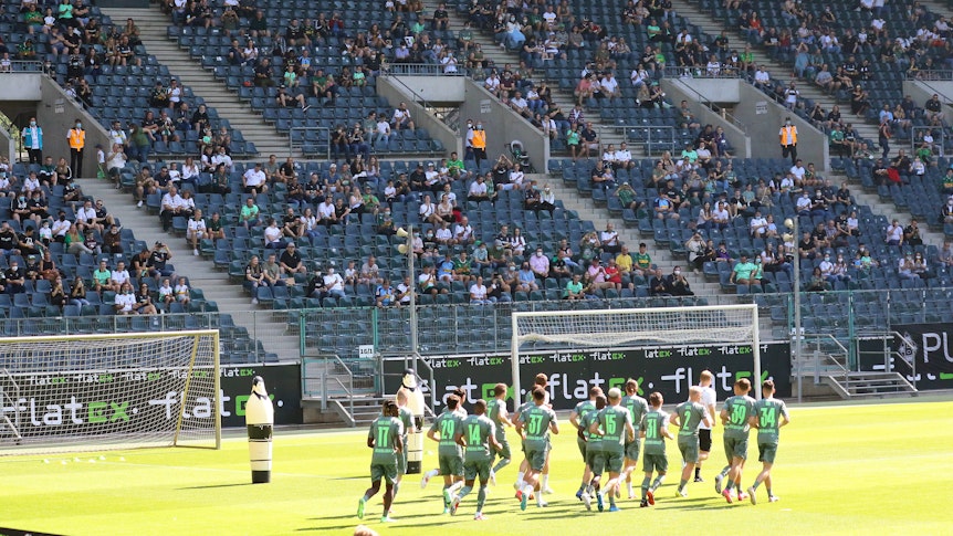03.07.2021, Mönchengladbach, GER, Fussball, Herren, BL, Saison 2021/2022, Borussia Moenchengladbach Training, Rund 1.300 VfL-Fans verfolgten am Samstagmorgen den Trainingsauftakt der Gladbacher im Borussia-Park.
