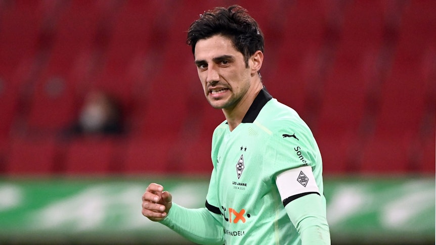 ARCHIV - 12.03.2021, Bayern, Augsburg: Fußball, Bundesliga, FC Augsburg - Borussia Mönchengladbach, 25. Spieltag, WWK-Arena: Mönchengladbachs Lars Stindl reagiert enttäuscht nach seinem verschossenem Elfmeter.